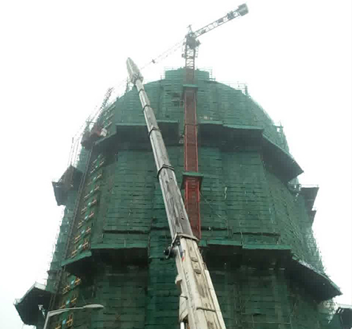 汉中吊车在工地上作业